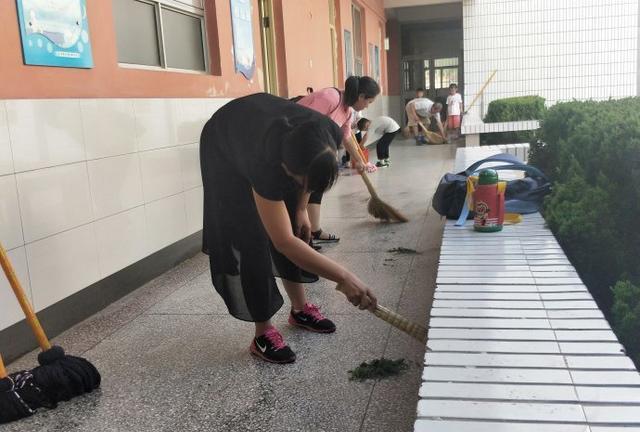 小敏的夏天 河北某中学要求学生家长“志愿”监考，网友评论：要不要帮着批卷
