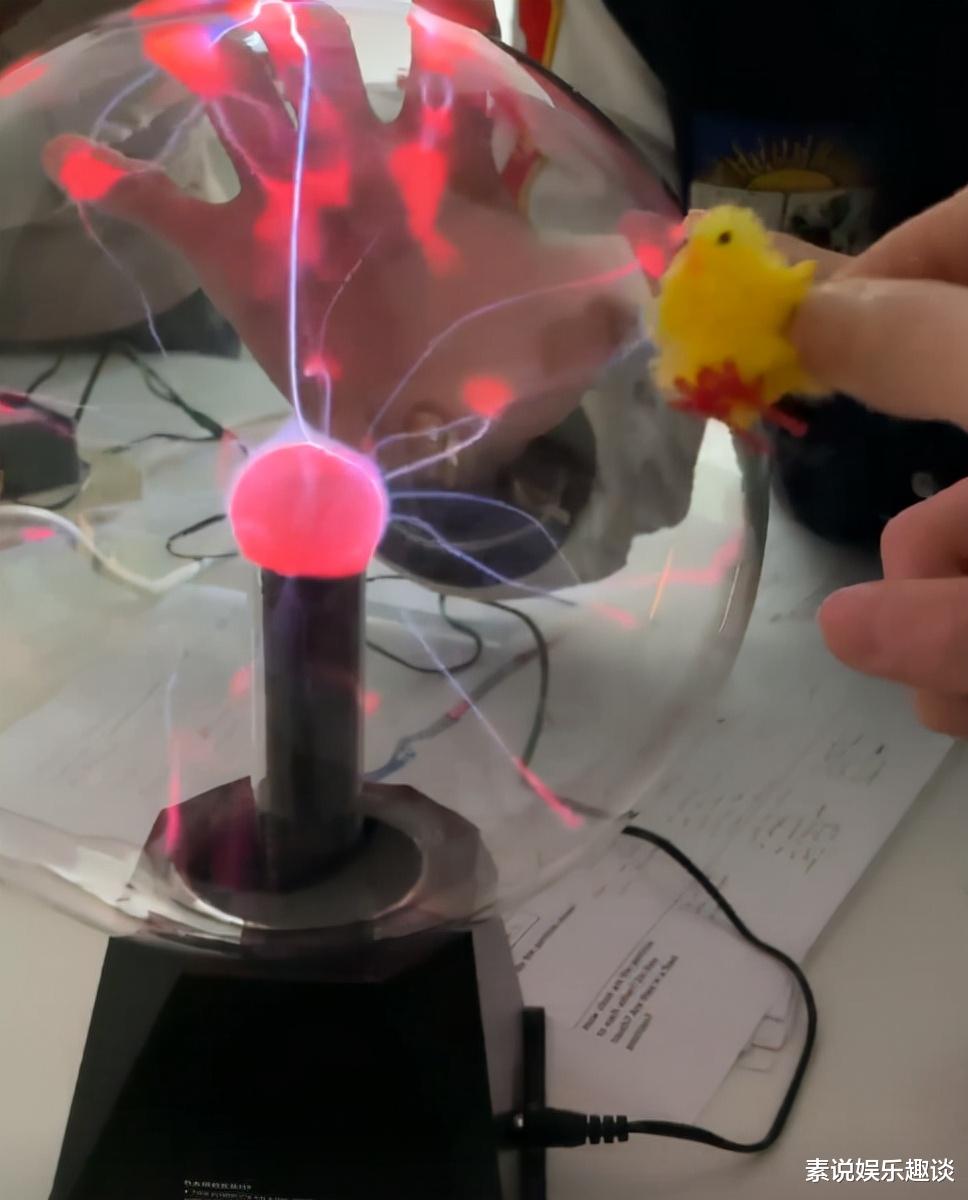 陈建斌|李嫣在瑞士的生活很丰富：寝室门口贴对联，和闺蜜一起玩油画创作