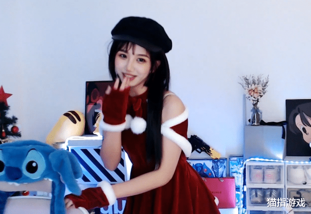 csgo|CSGO圈“刘亦菲”表演开火车，通过跳舞折磨对手，圣诞装很美