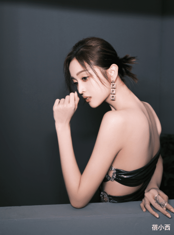 蓓小西|佟丽娅离婚后尺度更大了！穿大露背连衣裙气质惊艳，人红气场真大