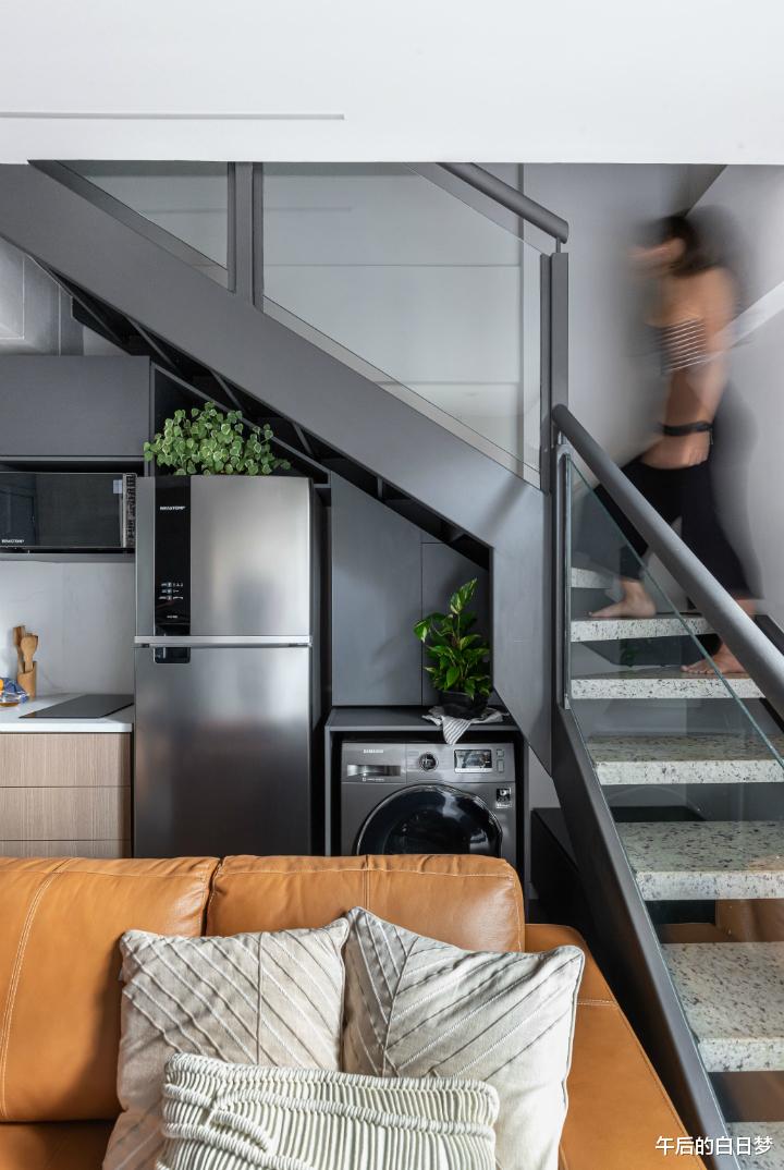 |仅有45㎡的跃层小公寓，虽然紧凑但也有着欢笑，两个人的浪漫暖窝