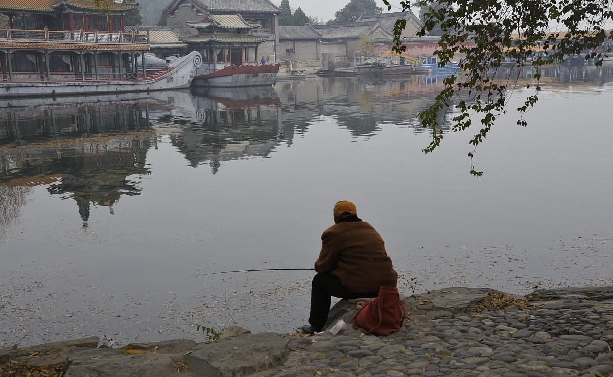 1.4米长70斤重，广东一男子野钓实现大鱼梦！网友：还穿上丝袜了