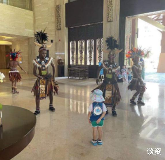 小海绵|baby与4岁儿子游泳被偷拍，穿泳衣显曼妙身材，小海绵罗圈腿太可爱