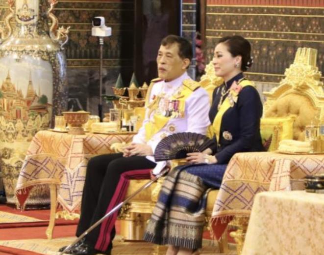 诗妮娜|苏提达亮相小动作不断，删减诗妮娜高光镜头，经历失宠不知退让