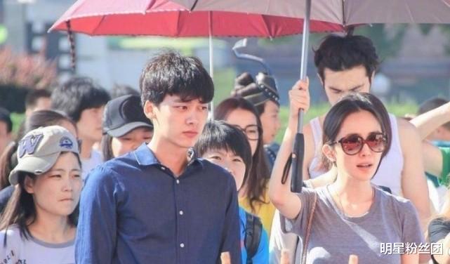 黄圣依|《古剑奇谭》开机旧照曝光，杨幂为李易峰打伞，两人看起来很青涩