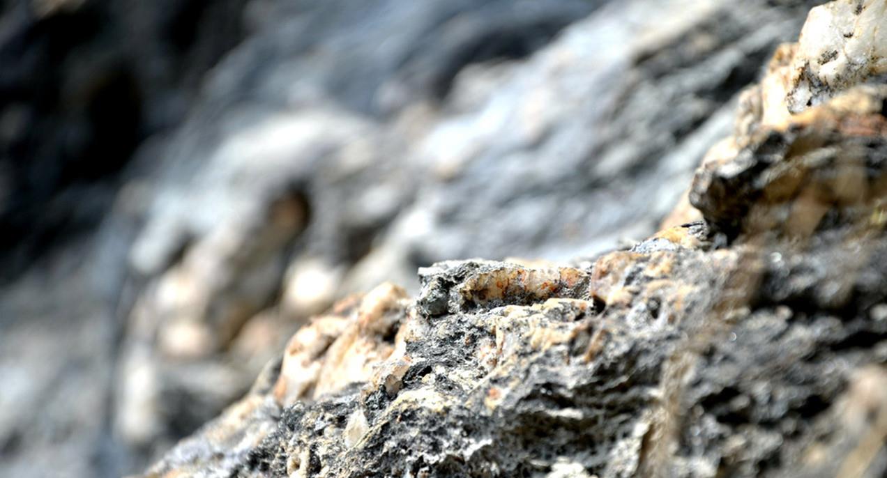 马里亚纳海沟|在太平洋扔下一块花岗岩，它是会被压碎，还是会一直沉到海底？
