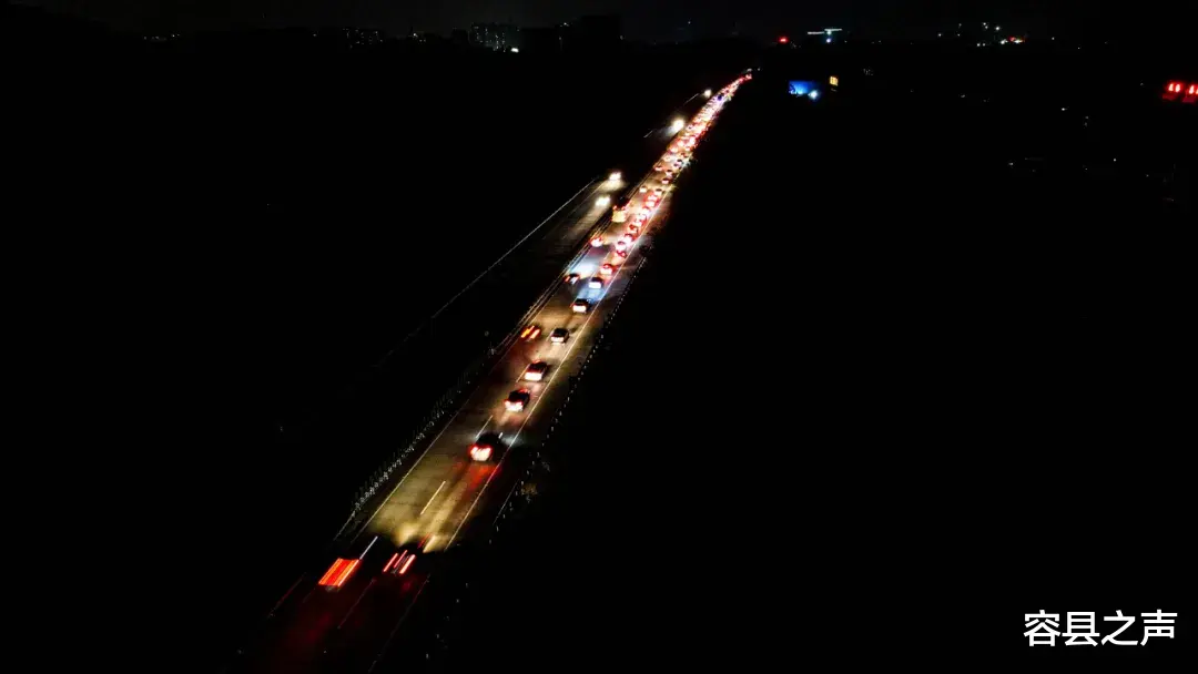 容县之声 节后返程高峰来袭，堵堵堵！广西高速上演堵车大片，从白天堵到黑夜