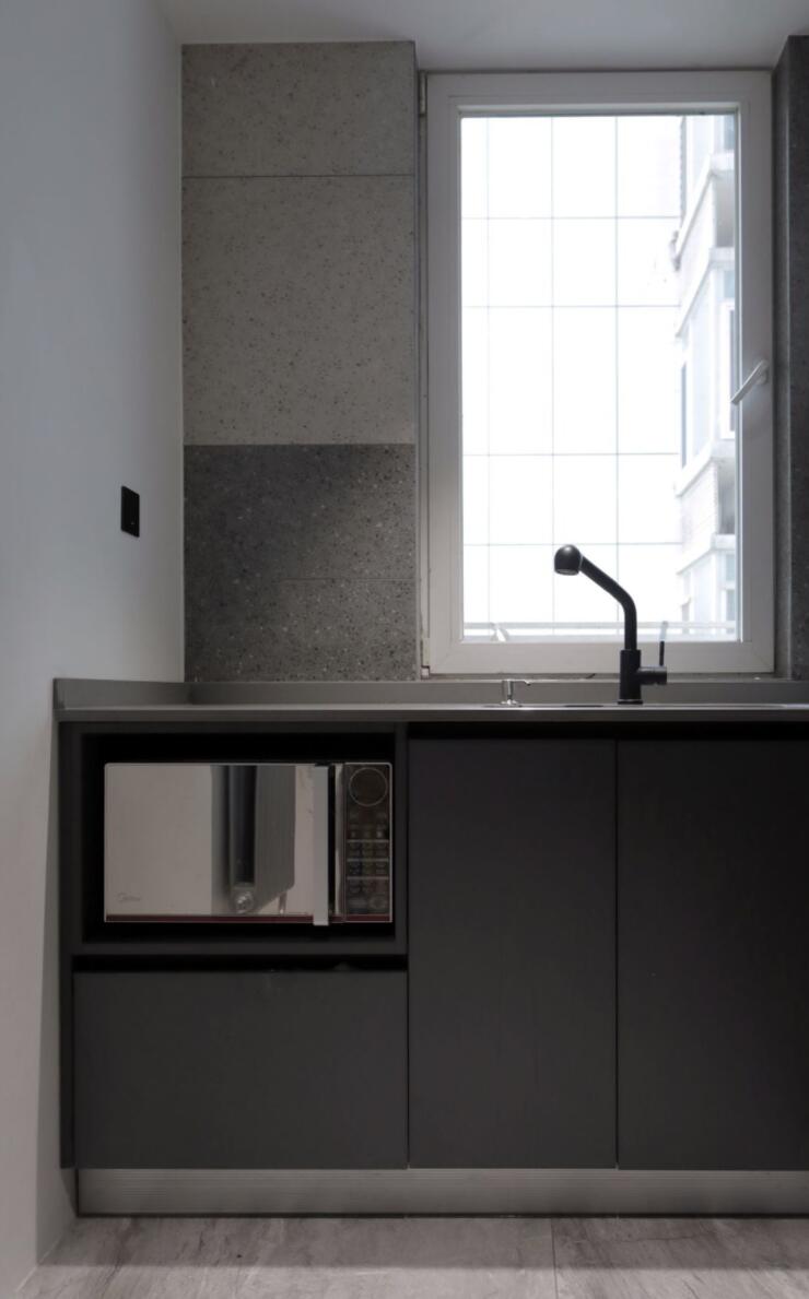 为追求极简,他坚持不要踢脚线,新房完工后,高级又显品味