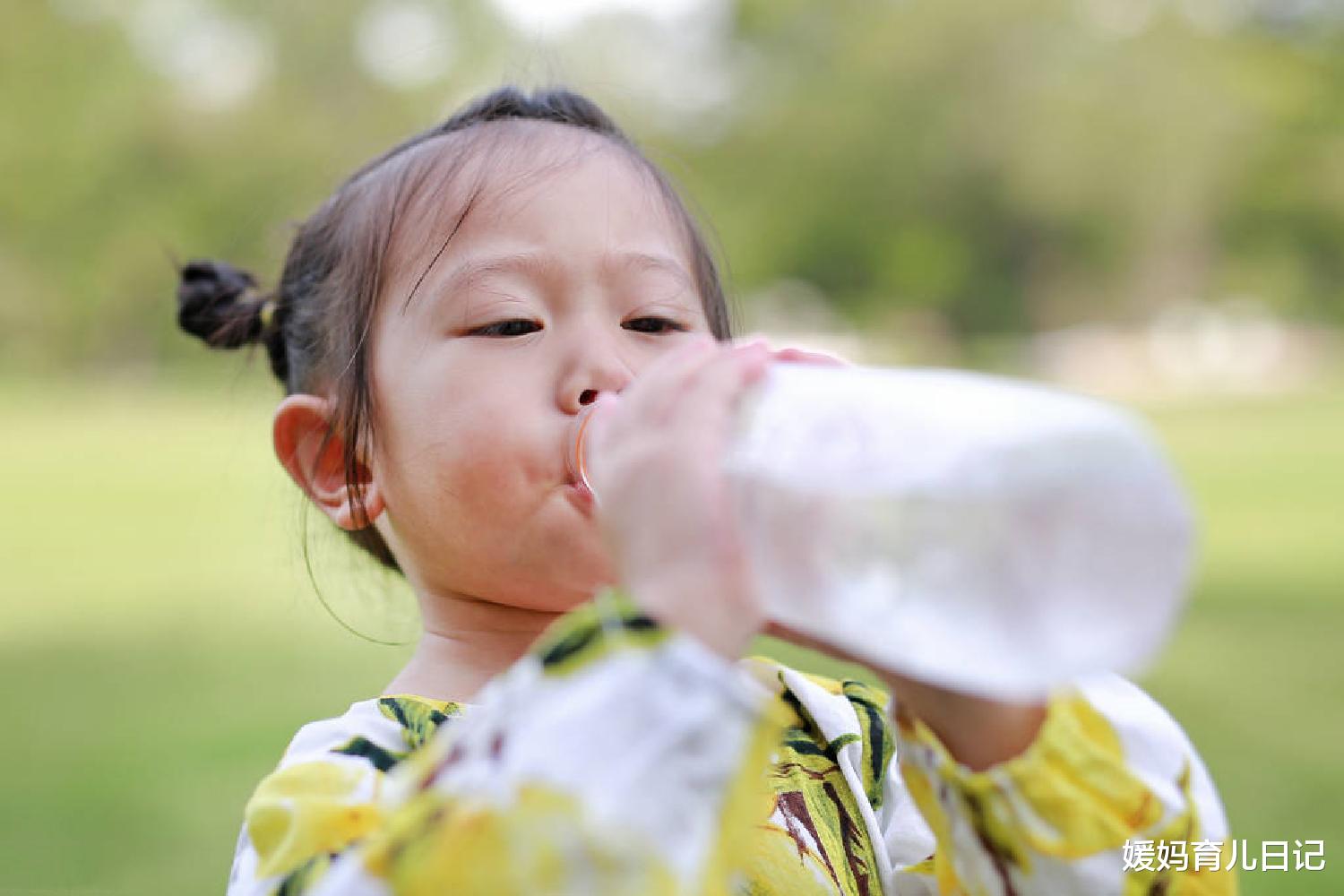 媛妈育儿日记|夏季炎热多给孩子喝水,但喝得不对反而伤身,爸妈们别太大意