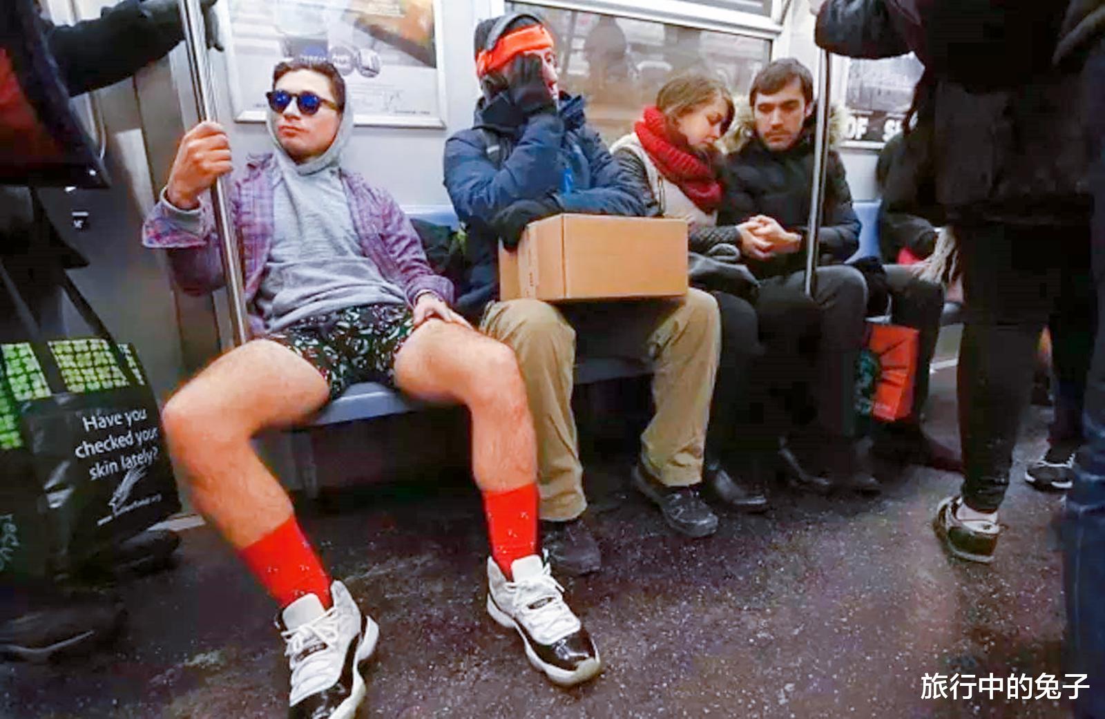旅行中的兔子 外国人“不穿外裤”乘坐地铁，让游客傻眼：这么开放吗？