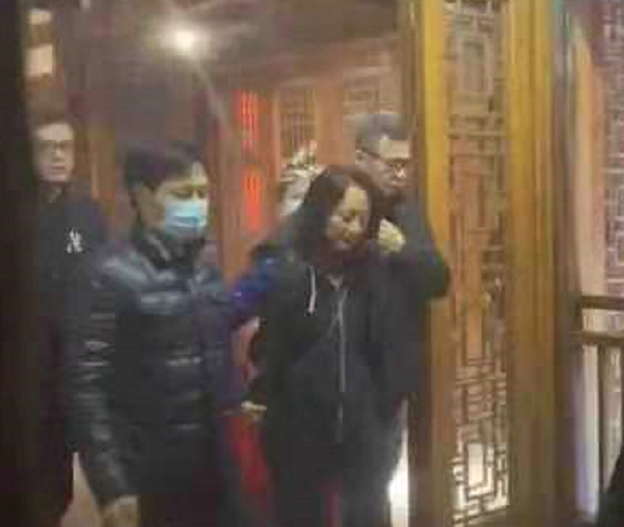 孟晚舟|孟晚舟回国后变朴素！游张家界穿粉毛衣少女心十足，笑容不断超甜