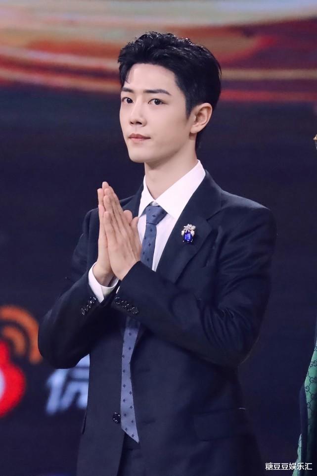 肖战|肖战晒丸子头自拍，给敖子逸发搞笑表情包，网友：皮皮战回来了