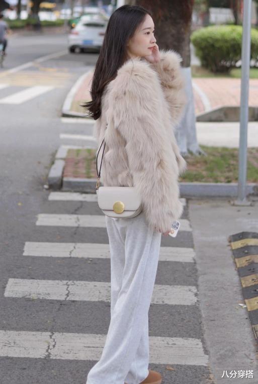 八分穿搭 阔腿裤out了！快来尝试今年流行的“运动裤”，休闲百搭还遮肉