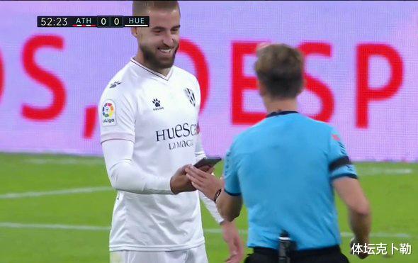 曼联|错怪中国球员!佩戴项链算什么,看看五大联赛球员,拿手机戴手表