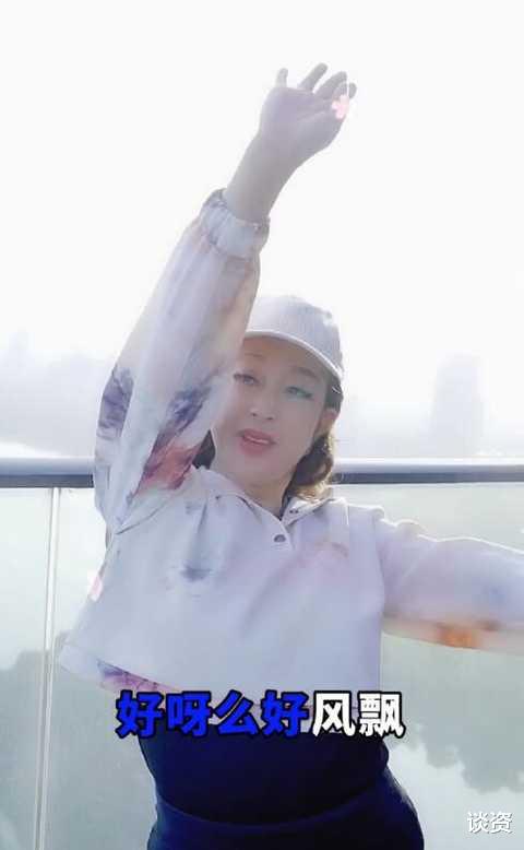 刘晓庆|65岁刘晓庆近照似“面具”，耳垂脖子连一体，只能靠假发遮挡