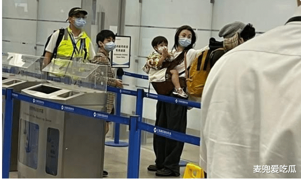 张柏芝|张柏芝带两儿子现身酒店？二儿子谢振南驼背，小儿子衣服抢镜