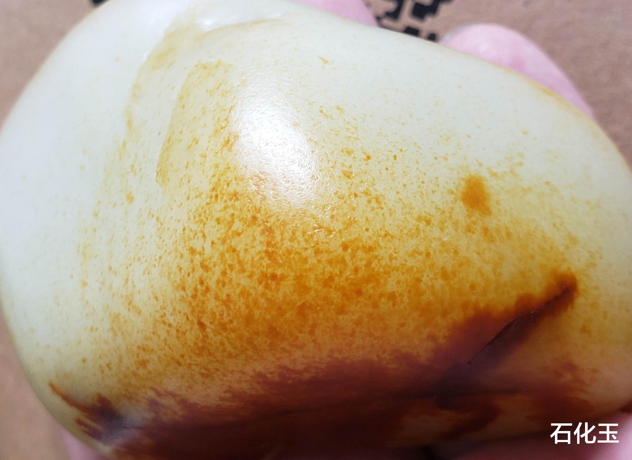 |和田玉洒金皮籽料，或聚或散，或浓或淡，星光点点，极具特色