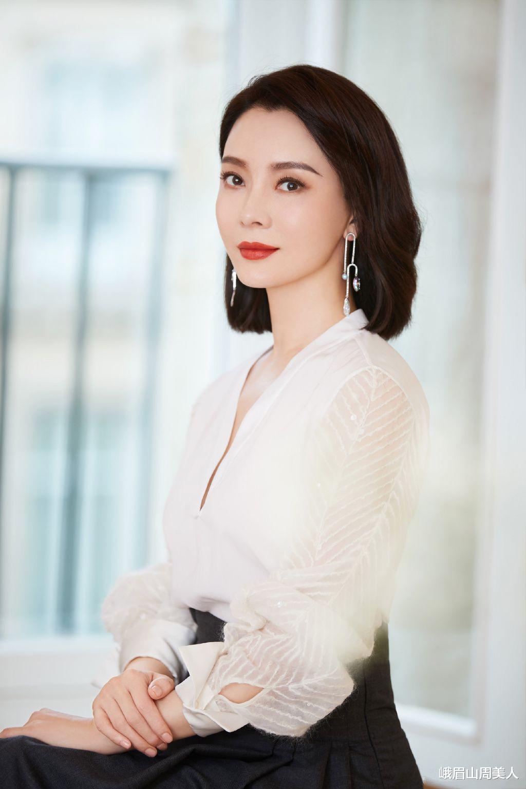 峨眉山周美人|女人过了45岁，建议少戴这4种“首饰”，显廉价不说还没气质