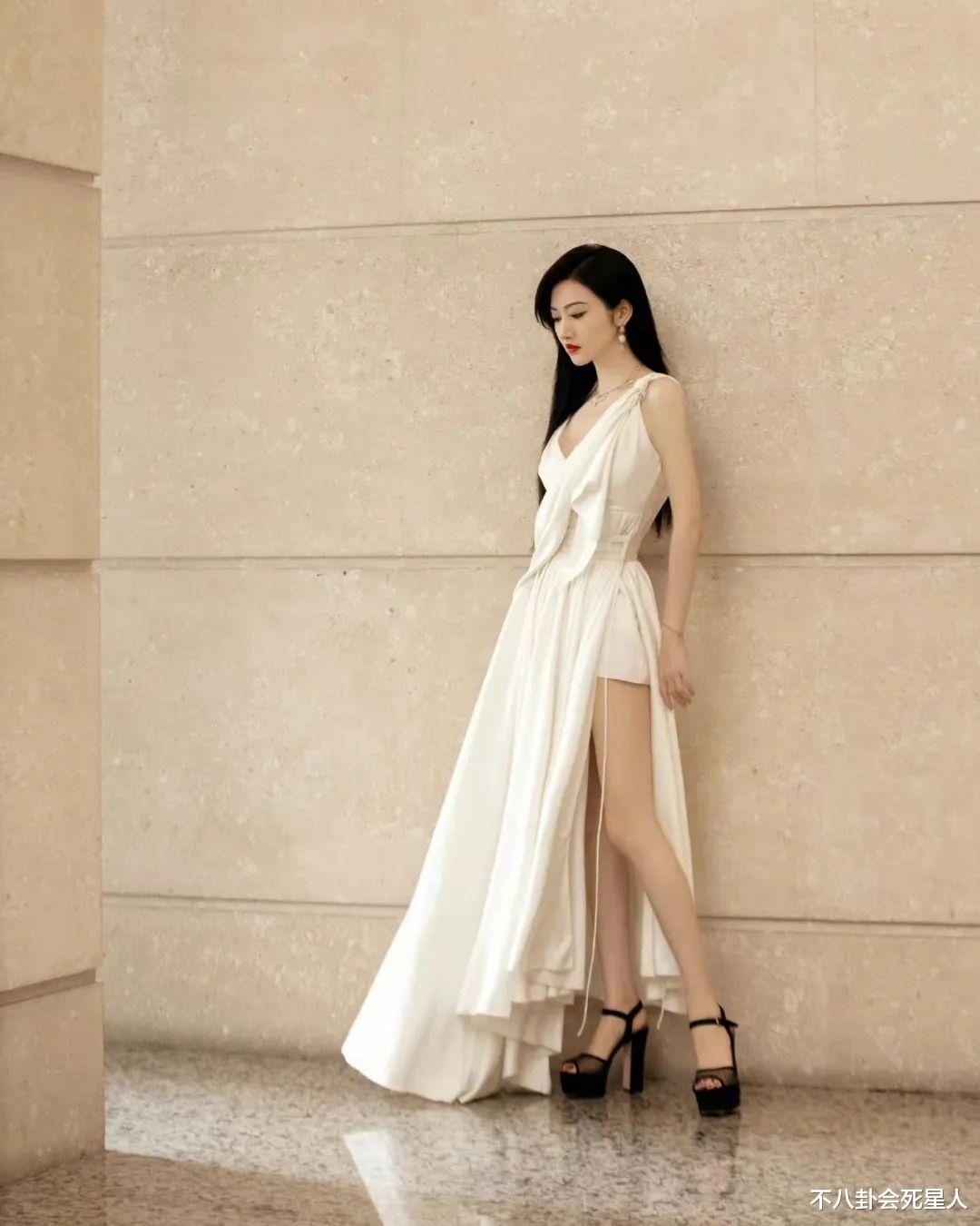 花仙子|明星身高内卷太严重，踩恨天高走红毯，合影狂垫脚，增高垫好明显