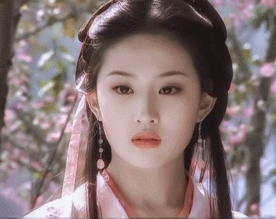 刘亦菲|刘亦菲内衣大片曝光，腰部圆润显粗壮，挑战一字马秀紧实大腿