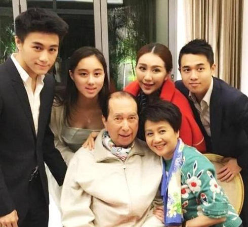 何超盈|晒晒何超盈澳门的豪宅,不愧是豪门世家,家具扶手都是鎏金设计