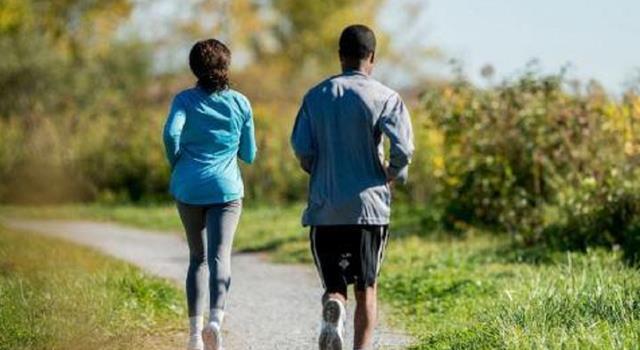 娱乐圈|逆龄爸爸走红，本够年轻了，不料镜头转向亲妈，网友：一家出道吧