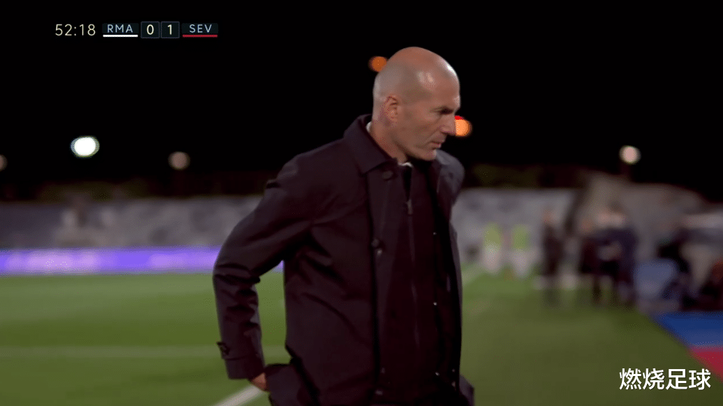 皇家马德里|西甲神剧情！皇马的点球给了对手？本泽马懵了，齐达内暴怒