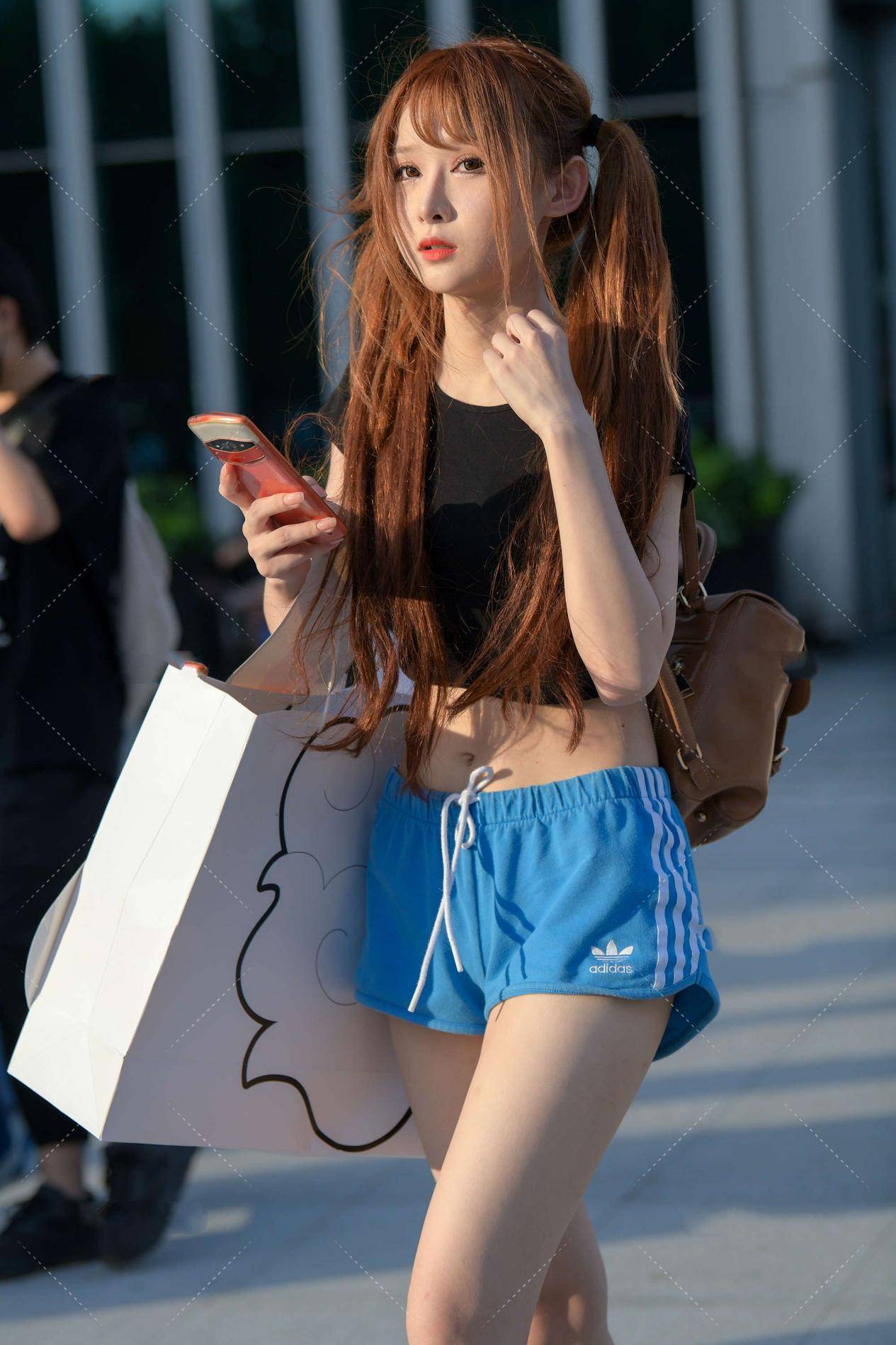 穿衣搭配|成熟的风格也能很可爱，除了衣服的选择之外，发型也要搭配好