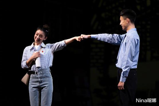 李小萌|王雷39岁生日真隆重！李小萌穿黑色携闺蜜成主角，身材哪像坐月子