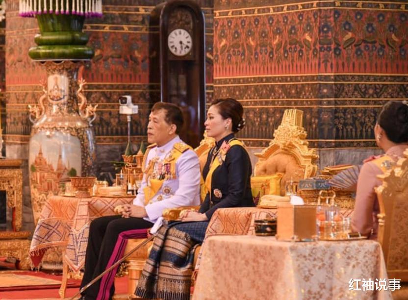 诗妮娜|诗妮娜向王后宣战，看不惯对方直接翻白眼，69岁泰王却熟视无睹