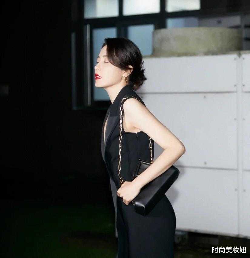 时尚美妆妞|曾黎这回真会穿,黑色深V西装裙配长靴高级洋气,藏着黑丝太撩人