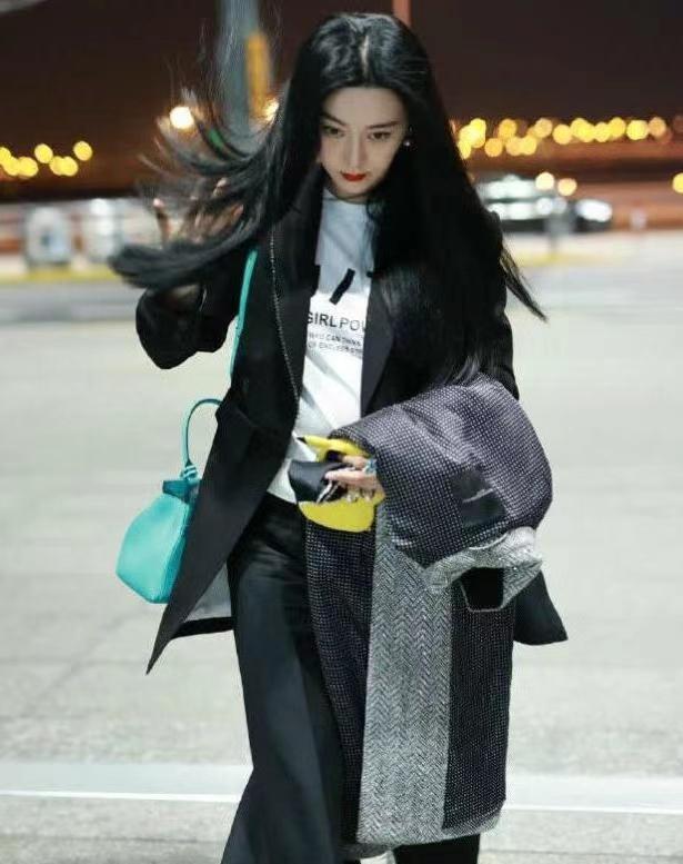 西装|范冰冰的海藻发量真惊人，穿西装抹红唇，气质太出众