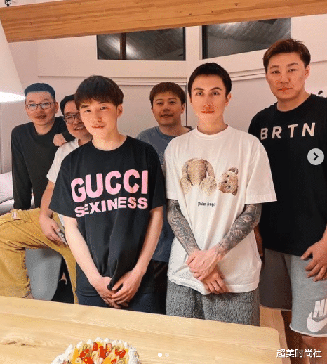 秦奋|王思聪好友秦奋与友人聚餐!身材纤瘦棱角分明,骑5万电动车出行