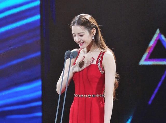 迪丽热巴|迪丽热巴“走哪捂哪”太做作？女孩子最美的样子，就是自尊自爱