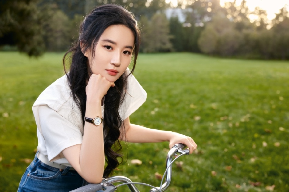 刘亦菲|刘亦菲最新大片曝光 长卷发披肩清新优雅