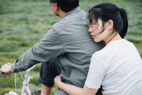 浙江男子为迎娶情人,将车开入河中,眼睁睁看着妻女溺水身亡