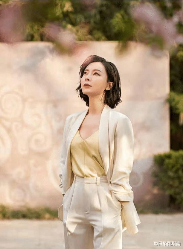 每日搭配指南|女人上了年纪想显“贵气”，建议多穿这几类单品，减龄还显气质