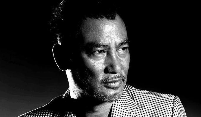 周新平说情感|任达华纵横港圈40年，向华强都不敢惹他，刺伤他的凶手后来咋样？