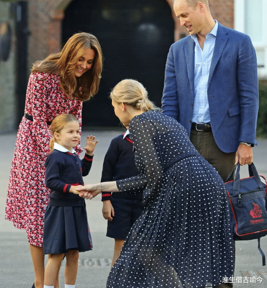 戴安娜|4岁夏洛特上学，老师半蹲着和她握手笑得很羞涩，越来越像戴安娜
