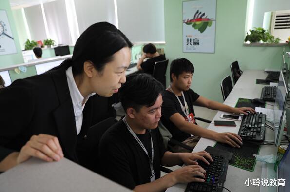 应届毕业生|为何应届毕业生没有经验，却在公务员招聘中更吃香？原因很现实