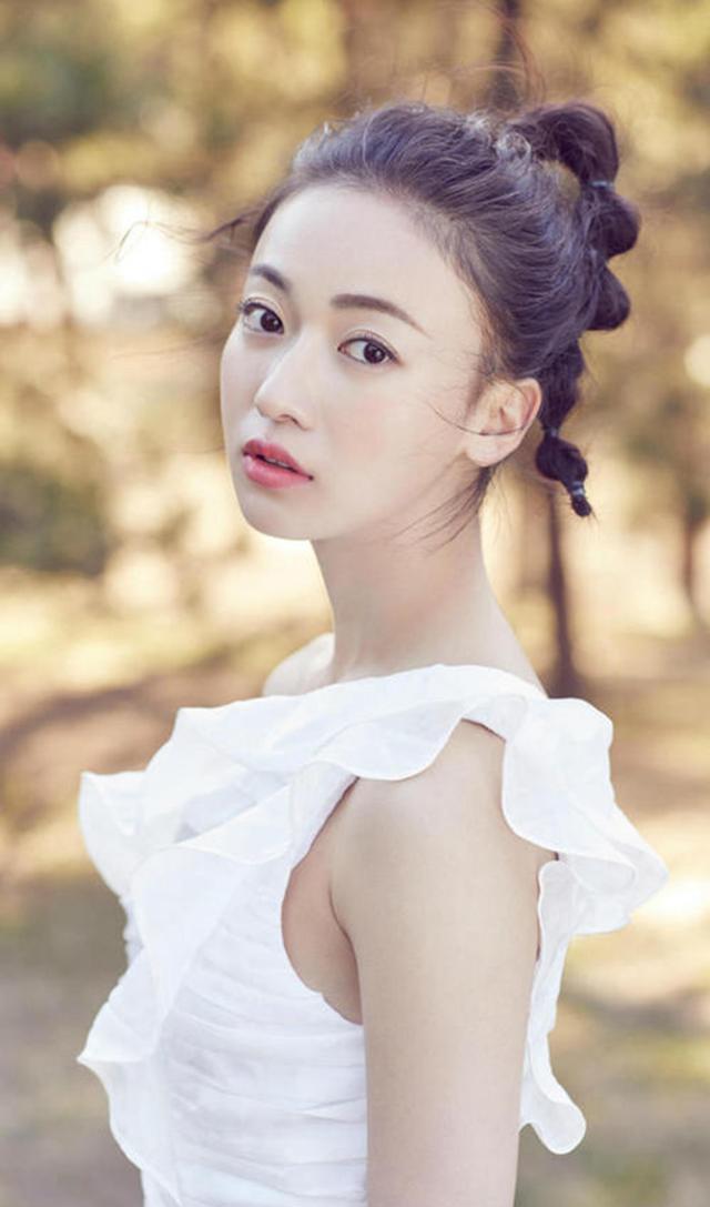 央视|出门带30个保镖6个贴身助理，被央视批评后，她仍“不知悔改”