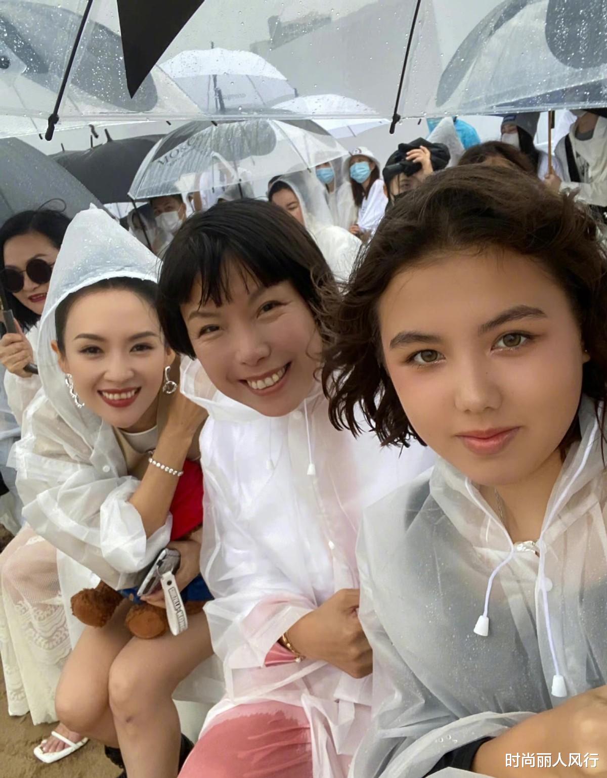 时尚丽人风行|章子怡穿雨衣参加国货大秀！彻底抢了杨幂风头，国际影后气场A炸