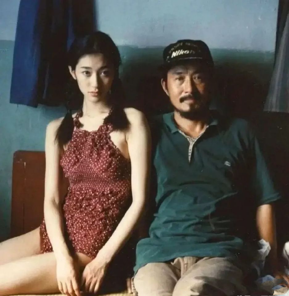 李小冉|李小冉穿深V礼裙挺显“挤”，徐佳宁曾当了她17年备胎？