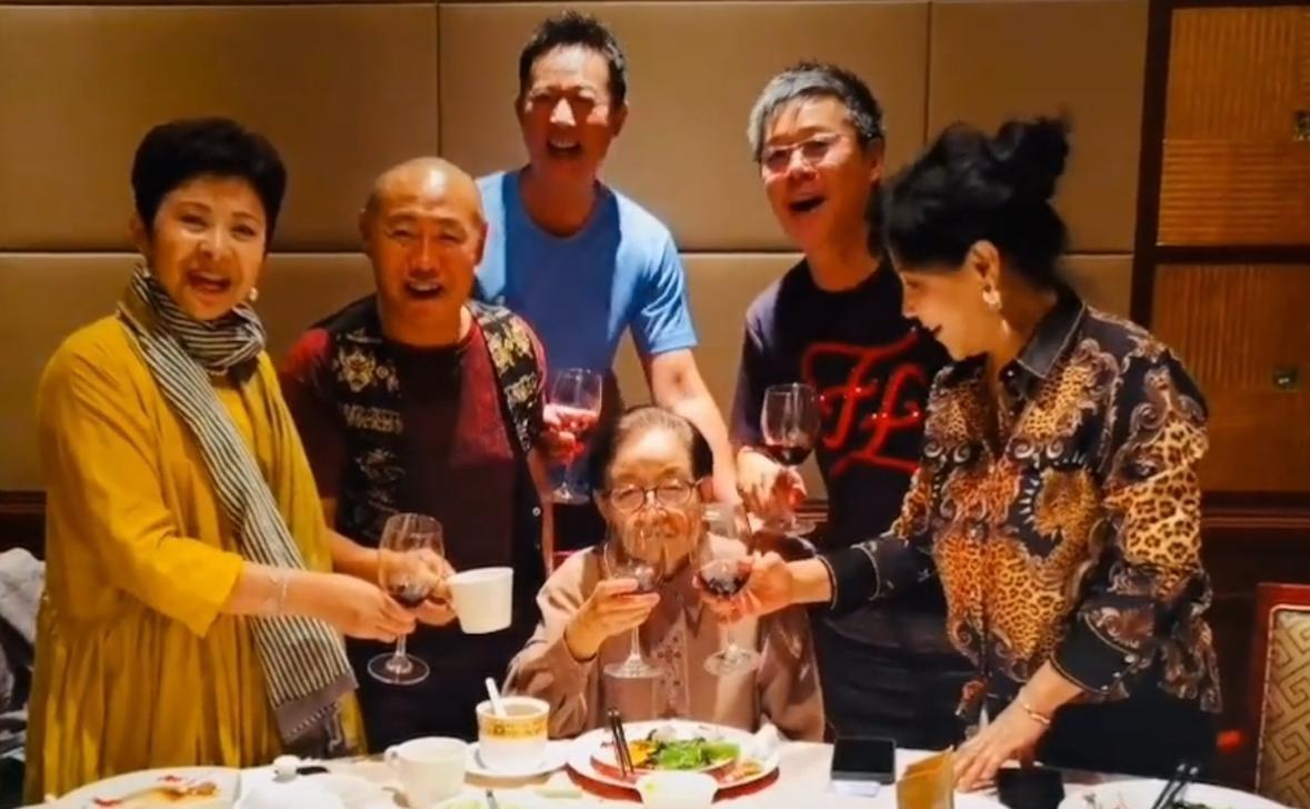 谷建芬|59岁董文华罕露面，与多位同门拜访恩师谷建芬，那英毛阿敏未现身