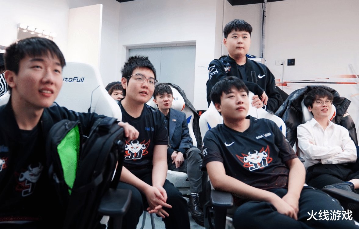 369|369的工资是Zoom的8倍！电竞大佬曝光369薪资，玩家：JDG上当了