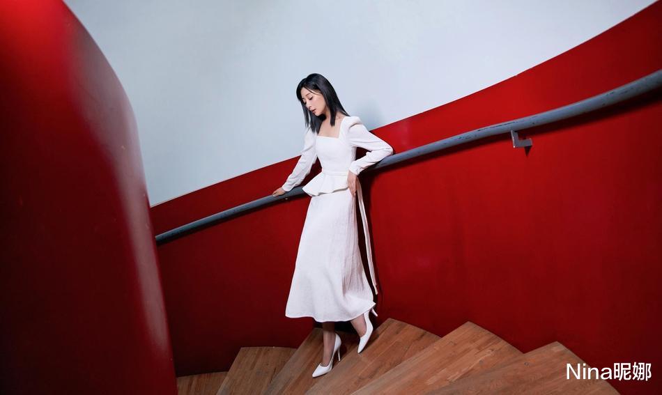 殷桃|41岁殷桃上山度假被拍，穿灰色家居服慵懒惬意，一声“老公”疑已婚