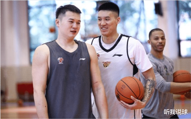 广东男篮|这场面太温馨！广东为万圣伟颁发冠军戒指，全队对其上演摸头杀