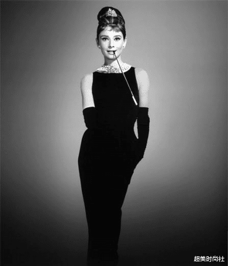 穿衣搭配|谋女郎刘浩存拍珠宝大片，梳高马尾穿黑裙显气场，网友：没气质