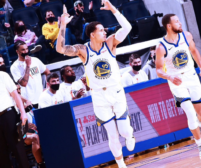 斯蒂芬·庫(kù)里|庫(kù)里46+7+9，鎖定得分王+進(jìn)前8，國(guó)內(nèi)名嘴：就問(wèn)這樣的凌晨爽不爽