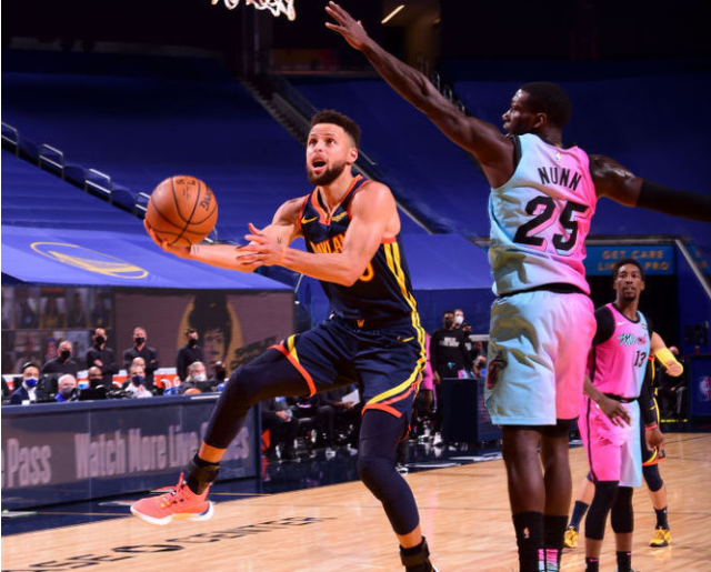 斯蒂芬·库里|库里三分球创造尴尬纪录！加时赛2记绝命三分，勇士逆转热火！